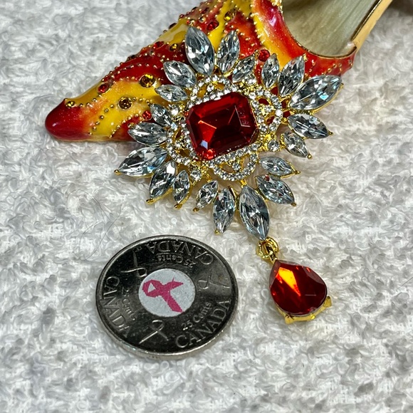 Ruby red fashion pin for coat jacket or blazer -new - Picture 8 of 9